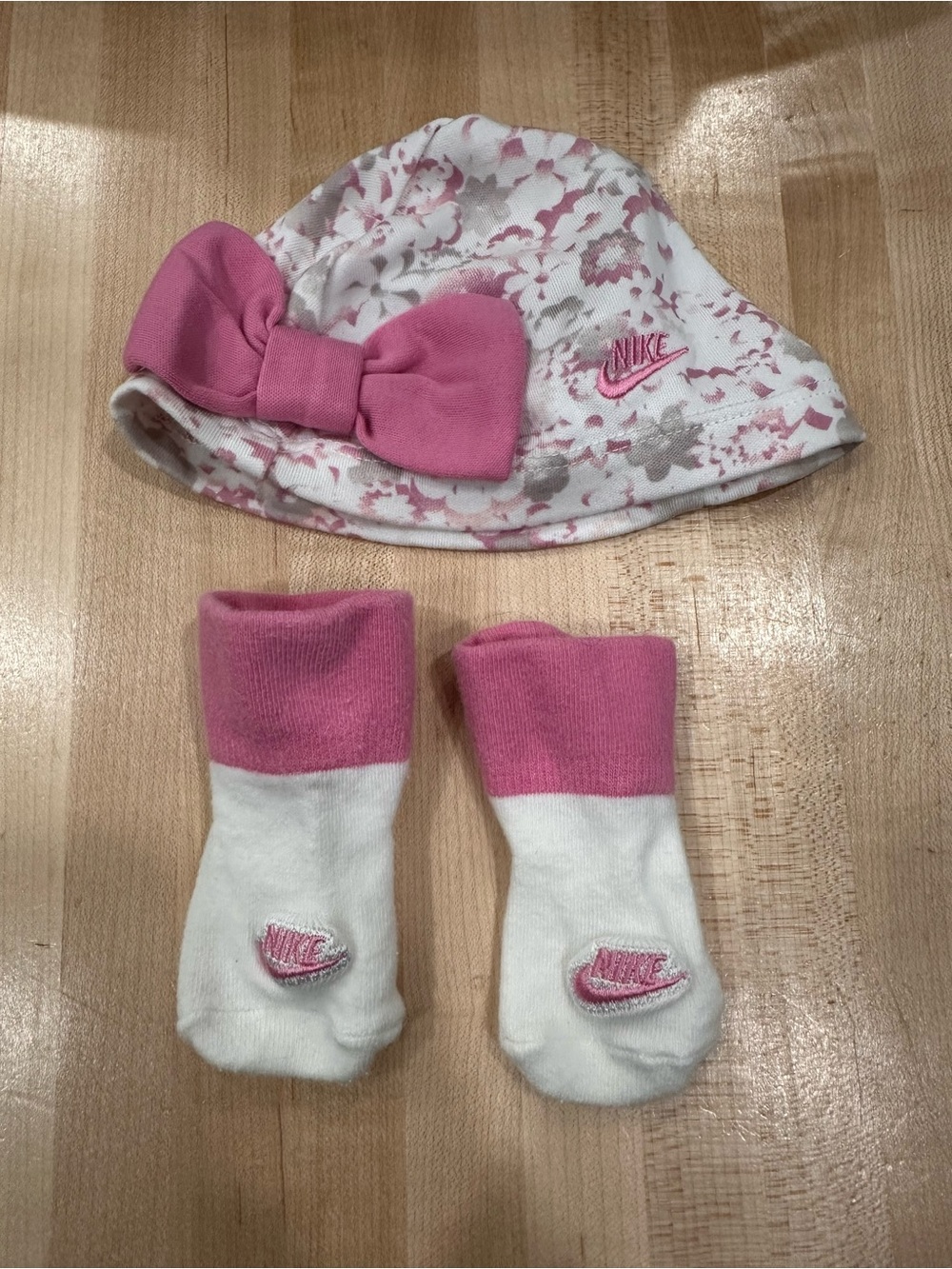 Nike hat socks set girls newborn size 0-6 month pink bow and floral hat